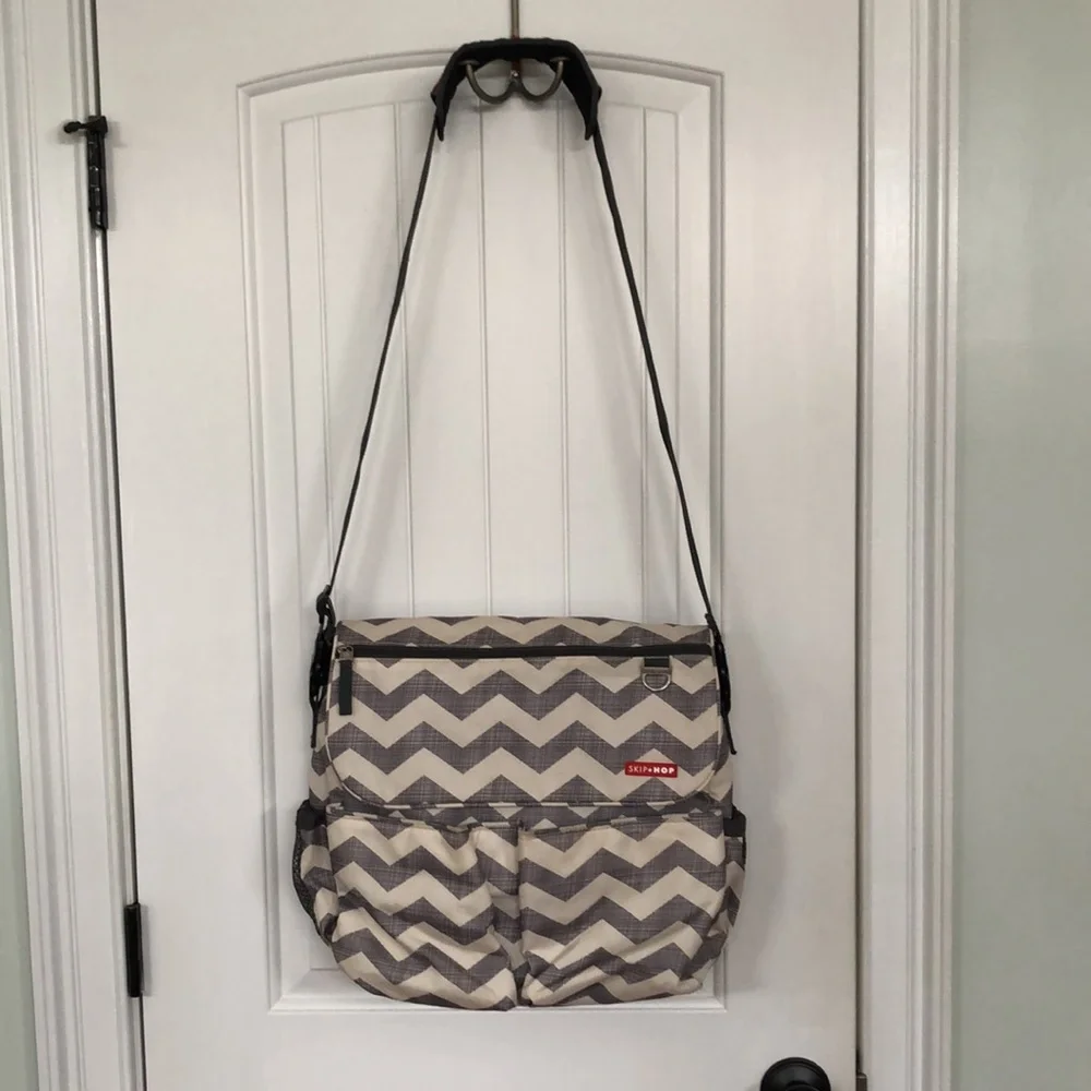 Skip Hop Diaper Bag Chevron White & Gray Changing Pad Shoulder Strap!